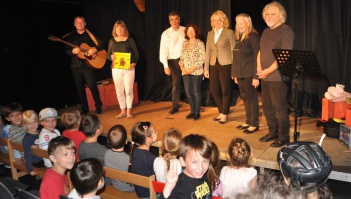 v.l.: Malcolm und Julia Donaldson, Markus Dorner, Ilona Schulz, Heike Kaster-Meurer, Uta und Günter Weiskopf (Foto: Stadt Bad Kreuznach)