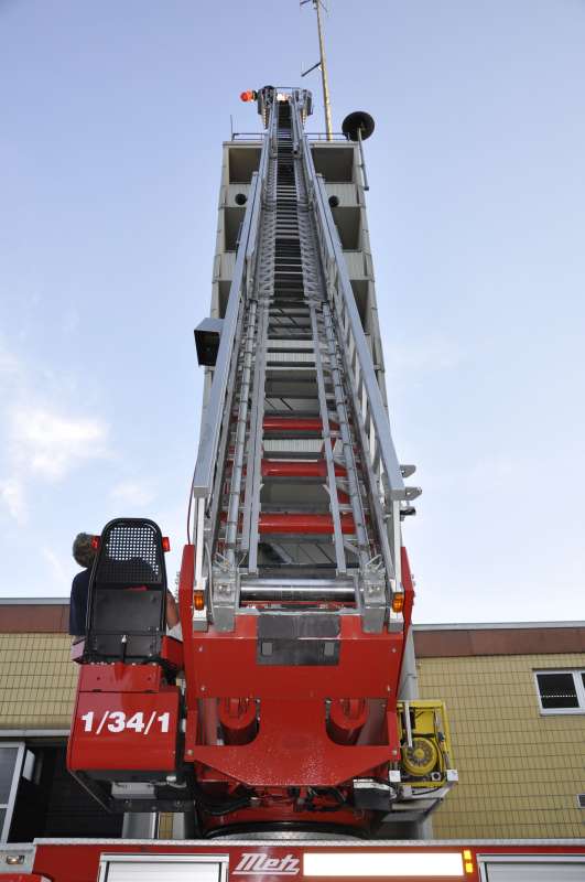 Feuerwehrleute, die selbstständig sind, erhalten für Einsätze künftig eine höhere Pauschale als Entschädigung. Auf dem Foto zu sehen ist die Drehleiter der Feuerwehr Neustadt (Foto: Stadtverwaltung Neustadt an der Weinstraße)