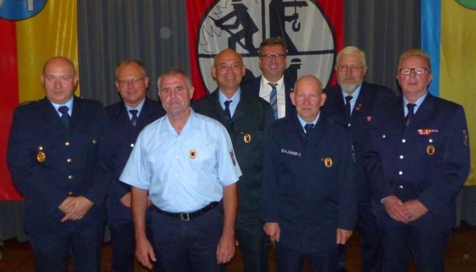 Feuerwehrehrung in Waldsee v.l.: Kreisfeuerwehrinspekteur Patrick Janz, Stefan Konradt, Josef Hillenbrand, Uwe-Peter Schneider, Landrat Clemens Körner, Oswald Bohländer, Siegbert Andes und Wolfgang Bayer (Foto: Kreisverwaltung Rhein-Pfalz-Kreis)