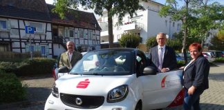 Direktor Andreas Ott überreichte das neue Auto an die Sozialstation Haßloch (Foto: Sparkasse Rhein-Haardt)