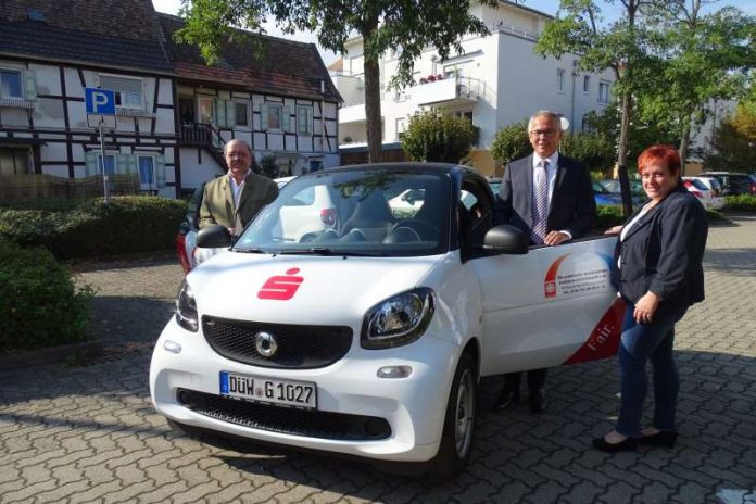 Direktor Andreas Ott überreichte das neue Auto an die Sozialstation Haßloch (Foto: Sparkasse Rhein-Haardt)