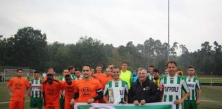 Harald Schäfer (vorne, 2.v.r.), Vorsitzender im Fußballkreis Mannheim, zeichnete Pascal Wasow mit dem Fair-Play-Preis aus. (Foto: Pascal Wasow)