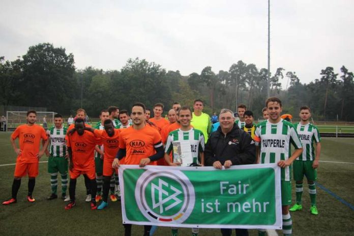 Harald Schäfer (vorne, 2.v.r.), Vorsitzender im Fußballkreis Mannheim, zeichnete Pascal Wasow mit dem Fair-Play-Preis aus. (Foto: Pascal Wasow)