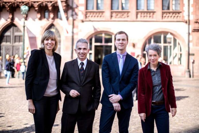 OB Peter Feldmann mit Philipp Demandt, Inka Drögemüller und Ina Hartwig (Foto: Alex Kraus)