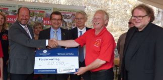 Übergabe der Förderurkunde (Foto: Stadt Kaiserslautern)