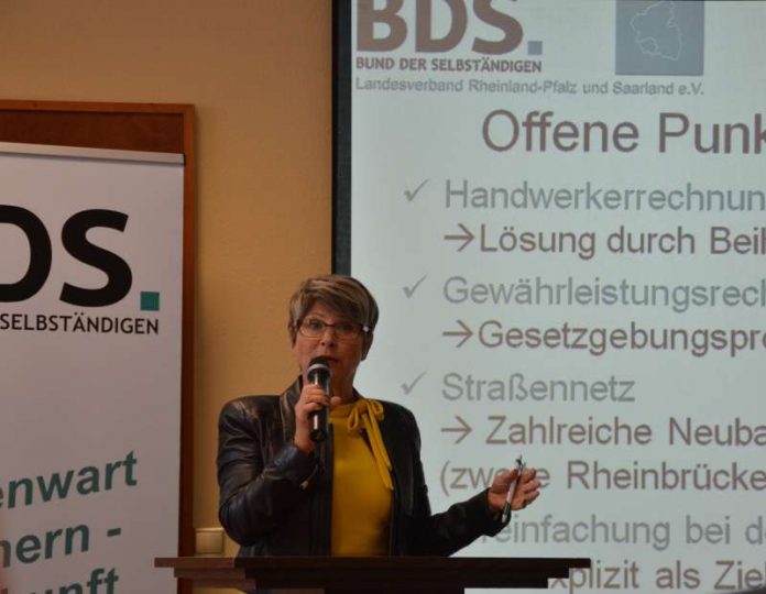 Die Präsidentin des Bund der Selbständigen Rheinland-Pfalz & Saarland e.V., Liliana Gatterer, bei ihrer Rede (Foto: BDS)