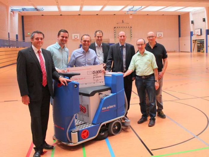 „Hallenreinigung Handball Gruppe“ (von links nach rechts): Jochen Butz (Sparkasse Germersheim-Kandel), Michael Niedermaier (TSV Kandel, stellvertr. Abteilungsleiter Handball), Landrat Dr. Fritz Brechtel, Dietmar Seefeldt (Erster Kreisbeigeordneter), Matthias Braun (Sparkasse), Josef Vollmer (TSV Gesamtvorstand), Thomas Dieringer (Abteilungsleiter Handball). (Foto: pfalz-express)