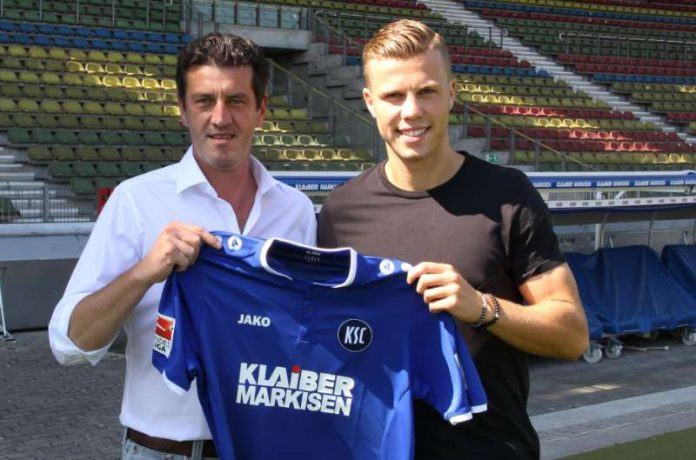 KSC-Sportdirektor Jens Todt und Neuzugang Florian Kamberi (Foto: KSC)