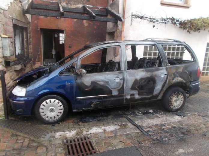 Vom ausgebrannten PKW griff das Feuer auf das Haus über. (Foto: Polizei)