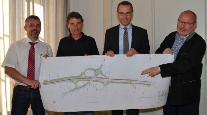 Umgestaltung des Knotenpunktes L 516 / K 13 / Rampe B 10 (Ampelanlage Richtung Edesheim/Dammheim) in einen Kreisverkehr – v.r.: Kurt Ertel, Leiter des Landesbetriebes Mobilität Speyer (LBM), Baudezernent Bürgermeister Dr. Maximilian Ingenthron, Ralf Bernhard, Leiter der Abteilung Mobilität und Verkehrsinfrastruktur der Stadt Landau und Elmar Görz, Leiter der Planungsabteilung des LBM, stellen gemeinsam die Planungen zur Umgestaltung des Knotenpunktes Knotenpunktes L 516 / K 13 / Rampe B 10 vor. (Foto: Stadtverwaltung Landau in der Pfalz)