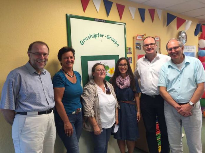 Gert Mittrücker (ehem. Mitarbeiter des Caritasverbands Speyer und Mitinitiator des Programms), Bürgermeisterin Ilona Volk, Chantal Esnée (Sprachlehrerin), Tina Scharfenberger (Leiterin der Kita), Erster Kreisbeigeordneter Bernhard Kukatzki und Matthias Kurt (Jugendamt) (Foto: Kreisverwaltung Rhein-Neckar-Kreis)