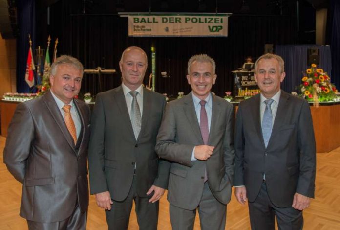 v.l.: Peter Horlacher, Bezirksvorsitzender Gewerkschaft der Polizei; Andreas Grün, Landesvorsitzender Gewerkschaft der Polizei; Oberbürgermeister Feldmann; Polizeipräsident Gerhard Bereswill (Foto: Bernd Kammerer)