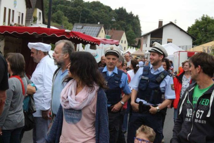 Polizisten auf dem Europäischen Bauernmarkt (Foto: Polizei Lauterecken)