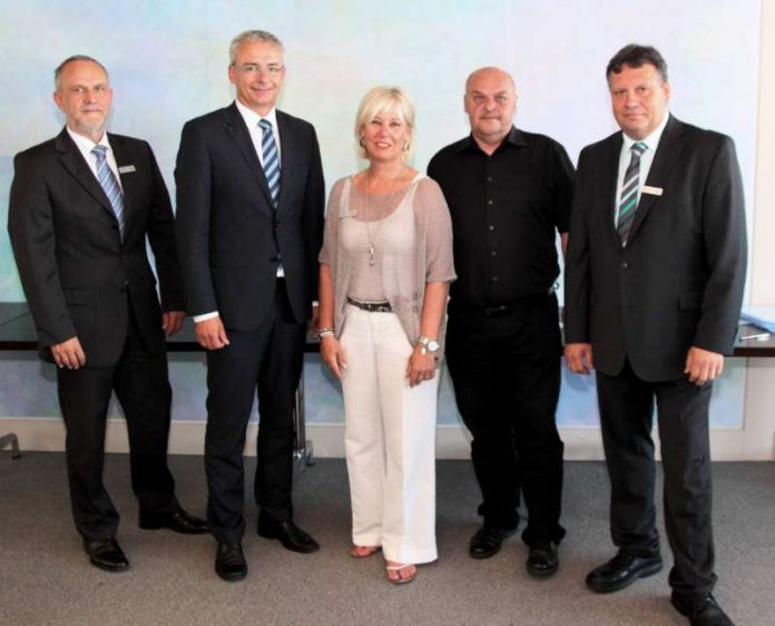 Landrat Dr. Christoph Schnaudigel (2.v.l.) gratuliert Klaudia Meinzer und Jürgen Schrapp zum 40-jährigen Dienstjubiläum. Links im Bild stellv. Leiter des Personal- und Organisationsamtes Hartmut Filsinger. Rechts: Personalratsvorsitzender Armin Mezger. (Foto: Landratsamt Karlsruhe)