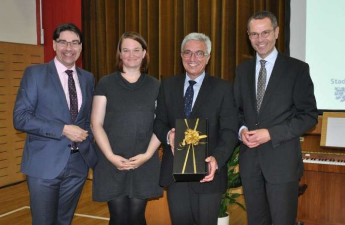 Bei der Auftaktveranstaltung des Modellprojekts „Kommune der Zukunft“ (v.l.n.r.): Oberbürgermeister Thomas Hirsch, die Dorfentwicklungspartnerin Annette Struppler-Bickelmann, der rheinland-pfälzische Innenminister Roger Lewentz und Bürgermeister Dr. Maximilian Ingenthron Bei der Auftaktveranstaltung des Modellprojekts „Kommune der Zukunft“ (v.l.n.r.): Oberbürgermeister Thomas Hirsch, die Dorfentwicklungspartnerin Annette Struppler-Bickelmann, der rheinland-pfälzische Innenminister Roger Lewentz und Bürgermeister Dr. Maximilian Ingenthron (Foto: Stadtverwaltung Landau in der Pfalz)