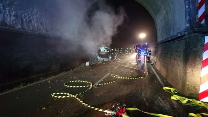 Ein PKW prallte gegen eine Brücke (Foto: Presseteam der Feuerwehr VG Lambrecht)