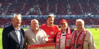 SWFV-Präsident Dr. Hans-Dieter Drewitz, SWFV-Jugendchef Jürgen Schäfer, 05-Stadionsprecher Klaus Hafner, Hassia- Präsident Oliver Wimmers und Schatzmeister Manfred Scholz. (Foto: SWFV)