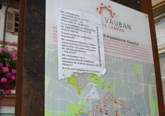 Auch die gerade erst installierten Informationstafeln des Festungsleitsystems „Route Vauban“ sind dem so genannten „Fassadenschmierer“ zum Opfer gefallen. (Foto: Stadt Landau in der Pfalz)