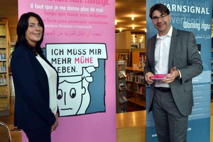 Gemeinsam mit der Leiterin des Landauer Frauenhauses, Jacqueline Waldhauser, hat Oberbürgermeister Thomas Hirsch die Ausstellung „Warnsignale“ in der Stadtbibliothek eröffnet. (Foto: Stadt Landau in der Pfalz)