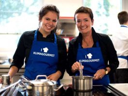 Rosemarie Heilig kocht an der Bergiusschule zum Auftakt der Klimagourmet-Woche (Foto: Salome Roessler)