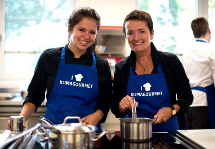 Rosemarie Heilig kocht an der Bergiusschule zum Auftakt der Klimagourmet-Woche (Foto: Salome Roessler)