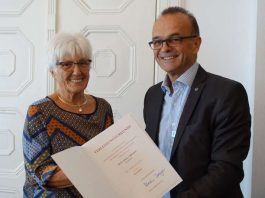 Landrat Dr. Fritz Brechtel überreichte Gisela Hengen die Landesehrennadel (Foto: Kreisverwaltung Germersheim)