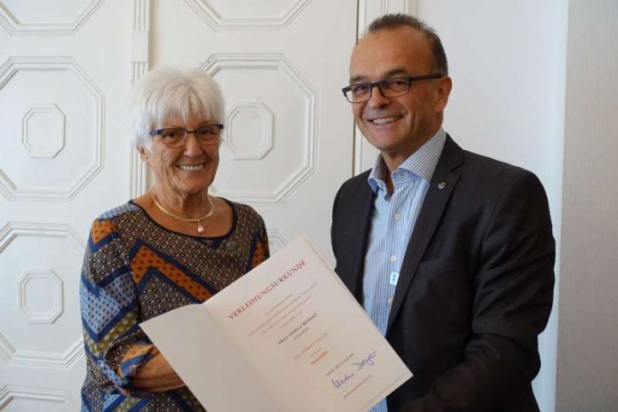 Landrat Dr. Fritz Brechtel überreichte Gisela Hengen die Landesehrennadel Landrat Dr. Fritz Brechtel überreichte Gisela Hengen die Landesehrennadel (Foto: Kreisverwaltung Germersheim)