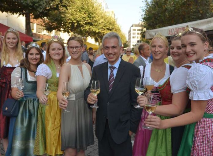 Peter Feldmann eröffnet Weinmarkt (Foto: Bernd Kammerer)