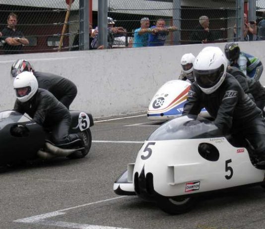 Rolf Steinhausen (rechts) wurde 1976 vor 40 Jahren Seitenwagen-Weltmeister vor Werner Schwärzel (links) (Foto: Michael Sonnick)