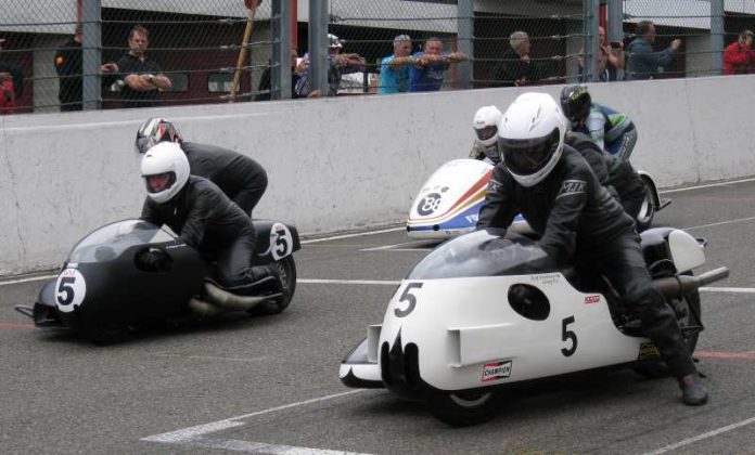 Rolf Steinhausen (rechts) wurde 1976 vor 40 Jahren Seitenwagen-Weltmeister vor Werner Schwärzel (links) (Foto: Michael Sonnick)