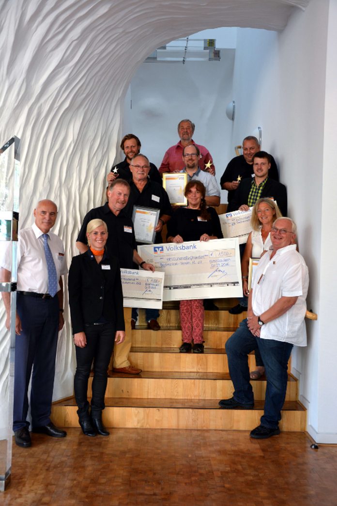 Sterne des Sports Volksbank Kaiserslautern Nordwestpfalz Unser Bild zeigt VolksbankVorstandsmitglied Karl-Heinz Reidenbach (vorne links), Organisatorin Kathrin Weiß und Sportbund-Vizepräsident Walter Benz (vorne rechts) mit den Vertretern der ausgezeichneten Vereine (Platz 1-3). (Foto: Volksbank Kaiserslautern-Nordwestpfalz eG)
