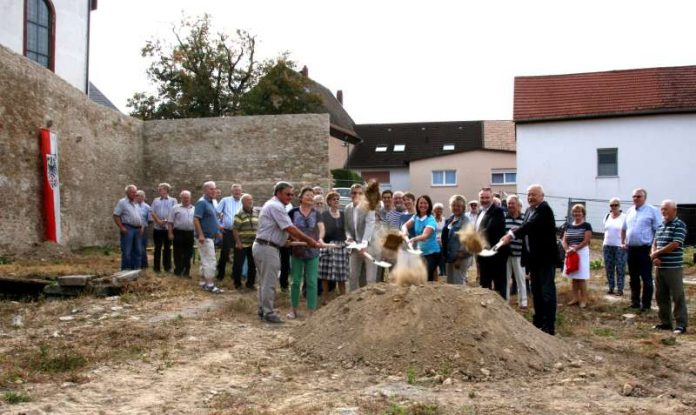 v.l. Gerd Peter Schild, stellvertretender Ortsvorsteher, Beigeordnete Irene Hilgert, Architekt Hans Pätzold, Bürgermeisterin Eveline Breyer, Leiterin der Kita in Großwinternheim Anne Trebbien, OB Ralf Claus, Beigeordneter Wolfgang Bärnwick. (Foto: Stadtverwaltung Ingelheim)