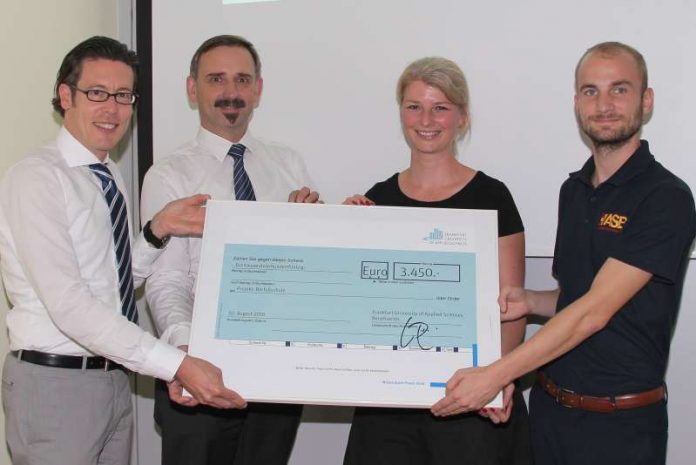 Der Präsident der Frankfurt UAS, Prof. Dr. Frank E.P. Dievernich, und Prof. Dr.-Ing. Achim Hitzel überreichen den Scheck an Melanie Freitag und Florian Reisberg vom Arbeiter-Samariter-Bund (ASB) Landesverband Hessen e.V. Der Präsident der Frankfurt UAS, Prof. Dr. Frank E.P. Dievernich, und Prof. Dr.-Ing. Achim Hitzel überreichen den Scheck an Melanie Freitag und Florian Reisberg vom Arbeiter-Samariter-Bund (ASB) Landesverband Hessen e.V. (Foto: Frankfurt UAS / Annegret Schwaner)