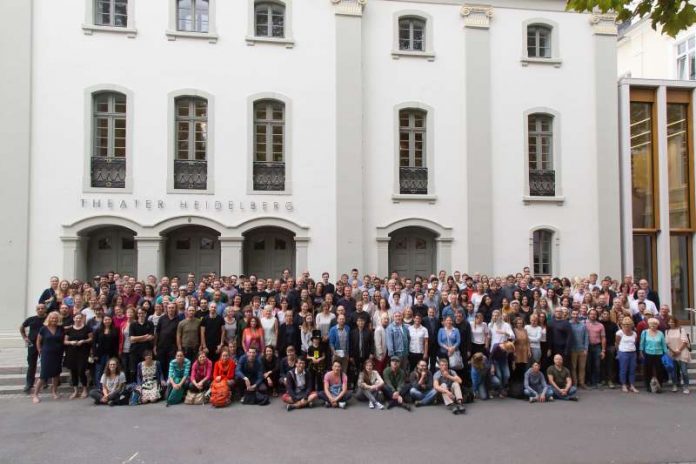 Mitarbeiter/Innen vor dem Theater Heidelberg anlässlich der Spielzeiteröffnung 2016|17 (Foto: Annemone Taake)