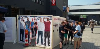 Gestellte Szene vor dem Gafferinfostand (Foto: Feuerwehr Mainz)