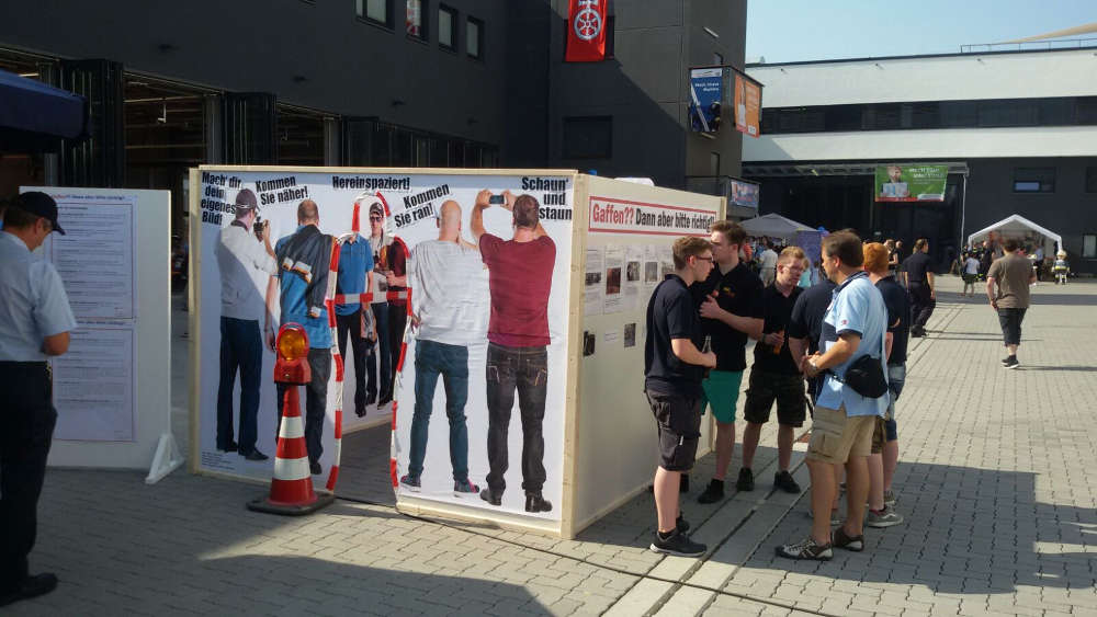 Gestellte Szene vor dem Gafferinfostand (Foto: Feuerwehr Mainz)