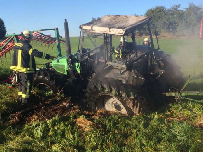 Die Feuerwehr löschte einen brennenden Traktor (Foto: Feuerwehr VG Otterbach-Otterberg)