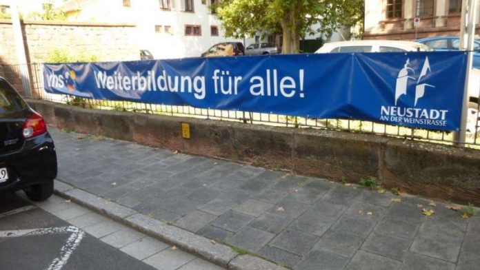 Werbebanner der VHS, 31.08.2016 (Foto: Stadtverwaltung Neustadt an der Weinstraße)