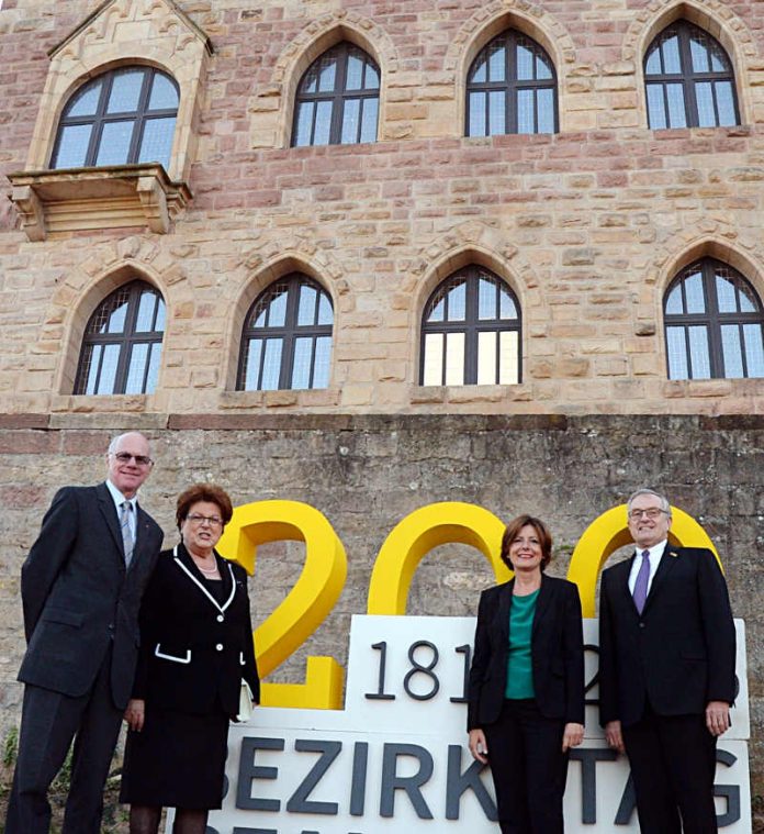 vor-hambacher-schloss_profdrnorbertlammert-barbarastamm-maludreyer-theowieder_kl vor-hambacher-schloss_profdrnorbertlammert-barbarastamm-maludreyer-theowieder_kl