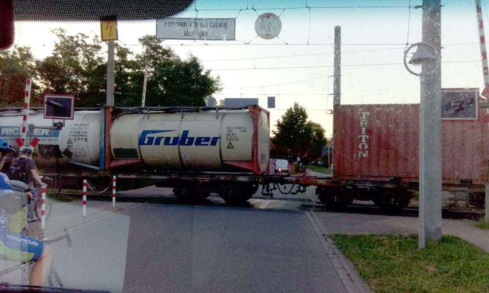 Klar zu erkennen: die Bahnschranken sind offen. (Foto: Fritz Poh)