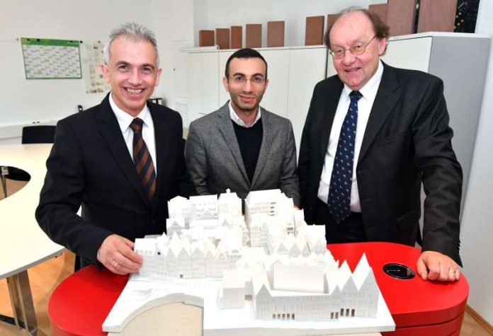 OB Peter Feldmann, Mike Josef und Michael F. Guntersdorf am Altstadt-Modell (Foto: Rainer Rueffer)