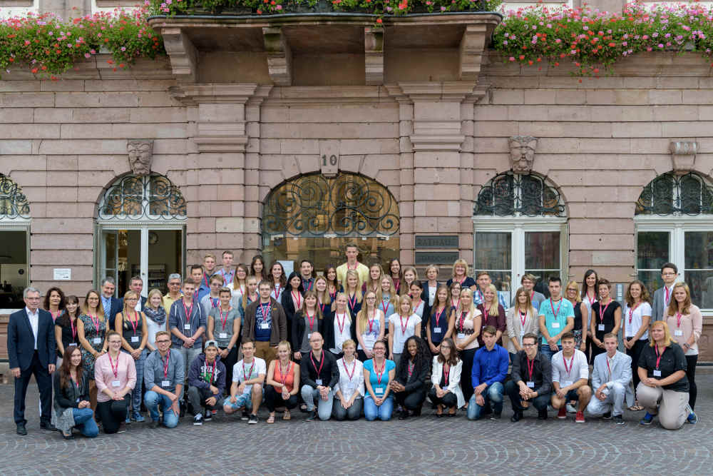 Die neuen Auszubildenden und dualen Studentinnen und Studenten bei der Stadt Heidelberg. (Foto: Philipp Rothe)