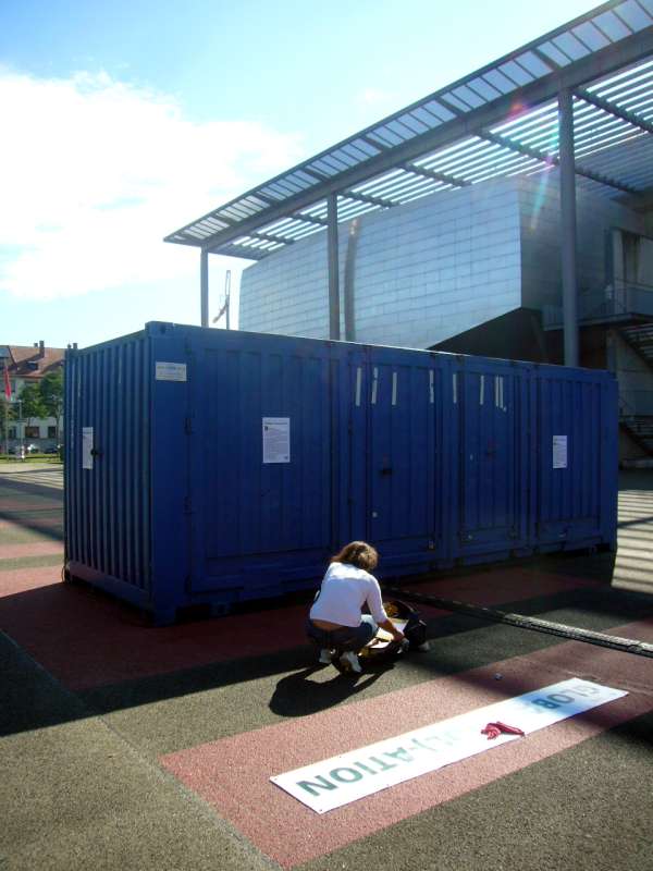 Die Containerinstallation zwischen Filmpalast und ZKM (Foto: Hannes Blank)