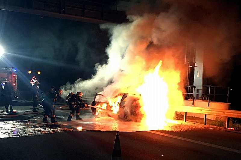 Bei diesem Fahrzeugvollbrand war nichts mehr zu machen