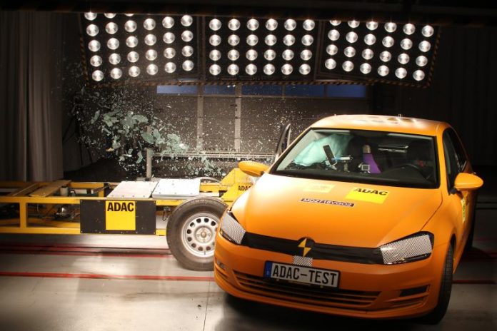 Crash in die Beifahrerseite: Im ADAC-Test zeigen sich deutliche Sicherheitsdefizite. Der Fahrer rutscht seitlich aus dem Gurt und prallt Richtung Beifahrersitz. Airbags bieten keinen Schutz - die Folge sind schwere Verletzungen. Crash in die Beifahrerseite: Im ADAC-Test zeigen sich deutliche Sicherheitsdefizite. Der Fahrer rutscht seitlich aus dem Gurt und prallt Richtung Beifahrersitz. Airbags bieten keinen Schutz - die Folge sind schwere Verletzungen. (Foto: ADAC)