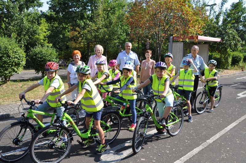 Gruppenbild mit den Kindern und den Verantwortlichen nach der Übergabe der Fahrräder