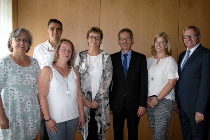 Landrat Ernst Walter Görisch und Personalratsvorsitzende Elisabeth Bieser (l.) gratulierten Dr. Burkhard Steger, Andrea Oehrlein, Petra Schröder und Daniela Metz (v.l.) zum Dienstjubiläum und verabschiedeten Siegbert Mees (3.v.r.) in den Ruhestand . (Foto: Simone Stier)