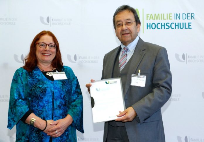Im Namen der Hochschulleitung der JGU hat der stellvertretende Kanzler der JGU, Andreas Gepp, im September 2016 die Charta „Familie in der Hochschule“ unterzeichnet – im Beisein von Prof. Dr. Simone Odierna von der Hochschule für Technik und Wirtschaft des Saarlandes, einem bereits langjährigen Mitglied im Best Practice-Club Im Namen der Hochschulleitung der JGU hat der stellvertretende Kanzler der JGU, Andreas Gepp, im September 2016 die Charta „Familie in der Hochschule“ unterzeichnet – im Beisein von Prof. Dr. Simone Odierna von der Hochschule für Technik und Wirtschaft des Saarlandes, einem bereits langjährigen Mitglied im Best Practice-Club (Foto: JGU)