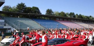 Gruppenfoto mit Weltmeister Sebastian Vettel bei den Ferrari Racing Days am Wochenende in Hockenheim (Foto: Martin Sonnick)