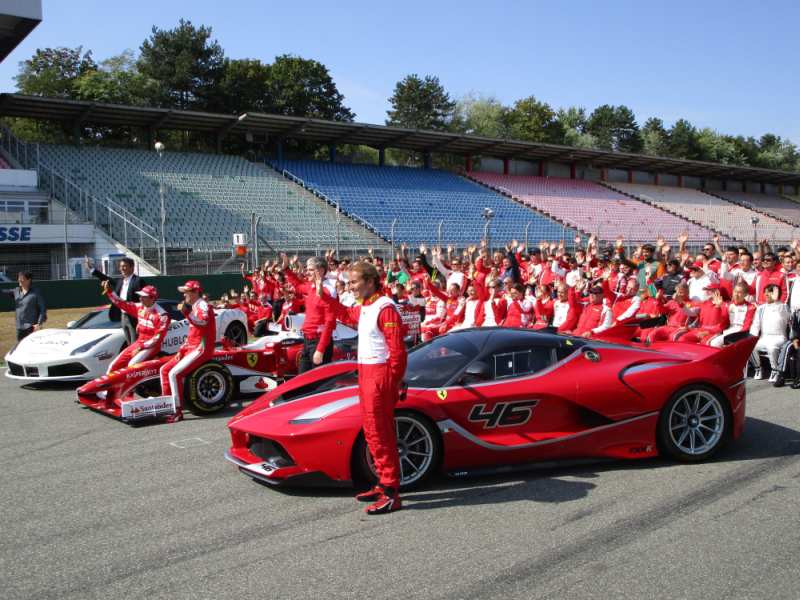 Gruppenfoto mit Weltmeister Sebastian Vettel bei den Ferrari Racing Days am Wochenende in Hockenheim (Foto: Martin Sonnick)